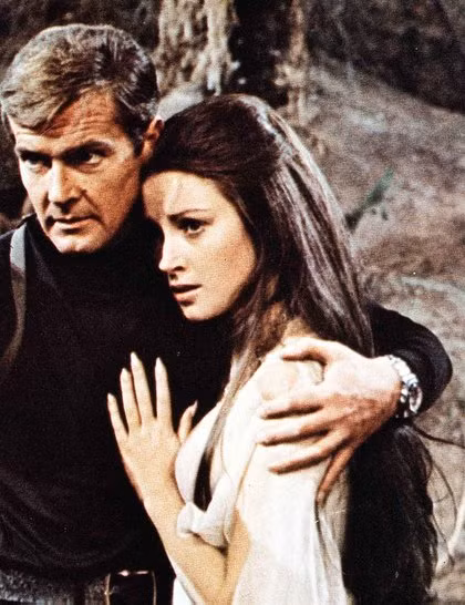 4. Solitaire (do Jane Seymour), tập phim Live & Let Die (1973) Kiểu tóc nữ tính này dành riêng cho các cô gái có mái tóc dài thẳng mượt. Cách làm như sau: - Chải toàn bộ phần tóc mái ra sau rồi thoa tinh dầu dưỡng cho cả mái tóc, tạo sự mềm, mượt. - Kéo tóc ở hai bên mai ra phía sau rồi dùng cặp ghim cố định ở phía trên đỉnh đầu. 4. Solitaire (do Jane Seymour), tập phim Live & Let Die (1973) Kiểu tóc nữ tính này dành riêng cho các cô gái có mái tóc dài thẳng mượt. Cách làm như sau: - Chải toàn bộ phần tóc mái ra sau rồi thoa tinh dầu dưỡng cho cả mái tóc, tạo sự mềm, mượt. - Kéo tóc ở hai bên mai ra phía sau rồi dùng cặp ghim cố định ở phía trên đỉnh đầu.