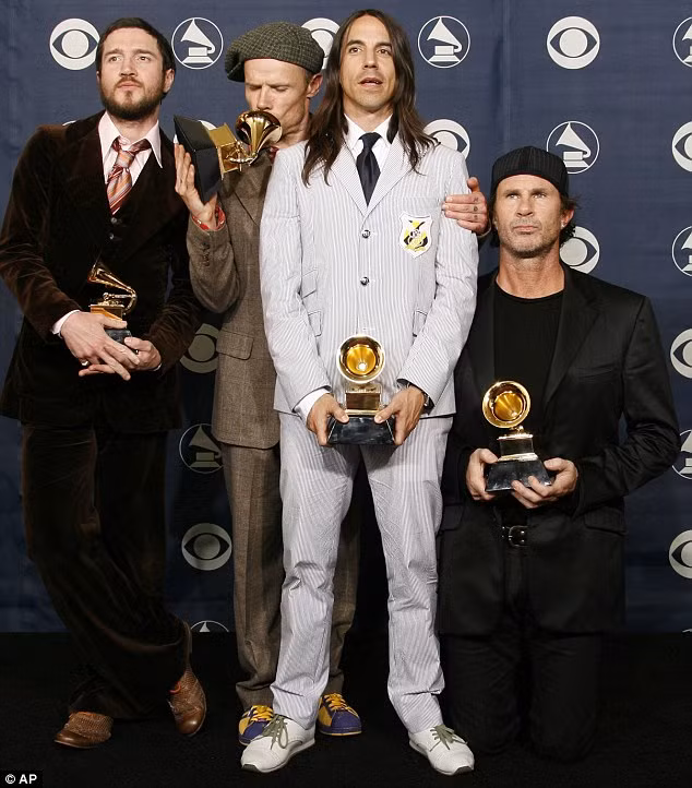 Ban nhạc rock nổi tiếng Red Hot Chili Peppers sẵn sàng biểu diễn trong bữa tiệc đón năm 2012 của nhà tài phiệt nước Nga