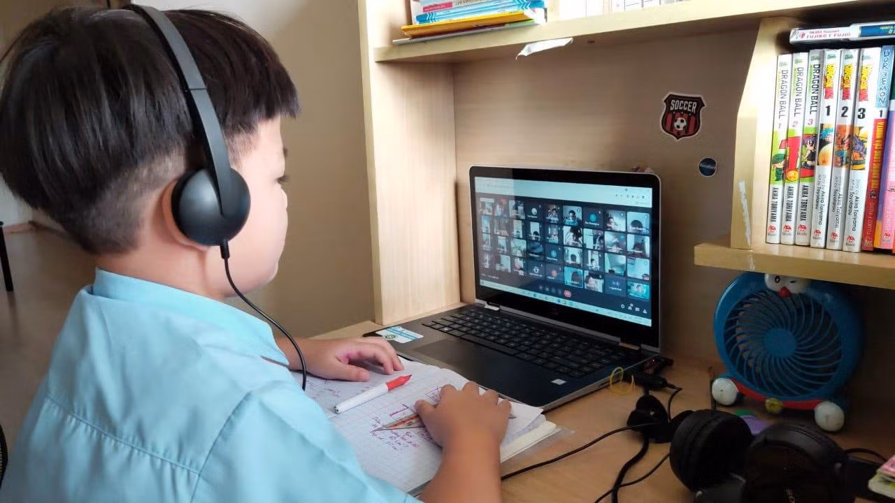 Học sinh tiểu học Thành phố Hồ Chí Minh học trực tuyến trên internet (ảnh minh họa: P.N) Học sinh tiểu học Thành phố Hồ Chí Minh học trực tuyến trên internet (ảnh minh họa: P.N)