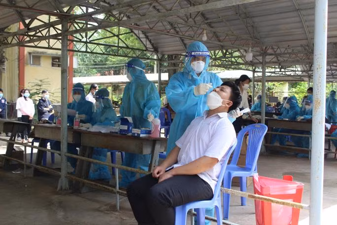 Huyện Tân Hưng, tỉnh Long An xét nghiệm Covid-19 cho giáo viên trước khi bắt đầu dạy học (Ảnh: nld.com.vn) Huyện Tân Hưng, tỉnh Long An xét nghiệm Covid-19 cho giáo viên trước khi bắt đầu dạy học (Ảnh: nld.com.vn)