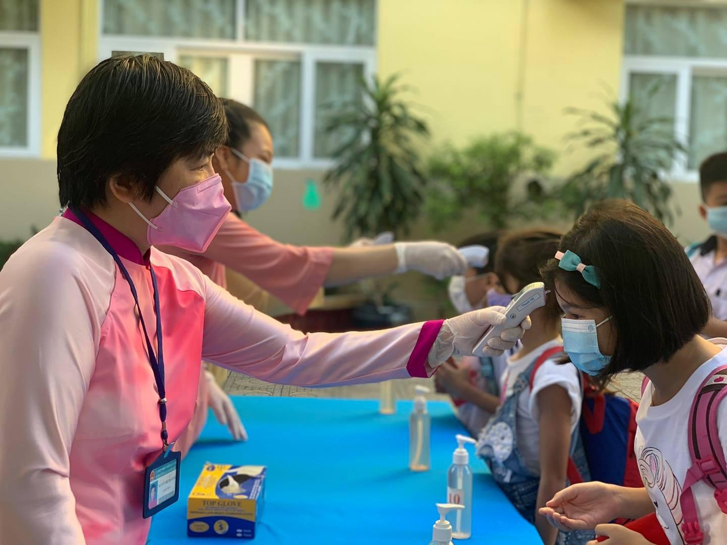 Học sinh được đo thân nhiệt trước khi bước vào trường (ảnh minh họa: P.N) Học sinh được đo thân nhiệt trước khi bước vào trường (ảnh minh họa: P.N)