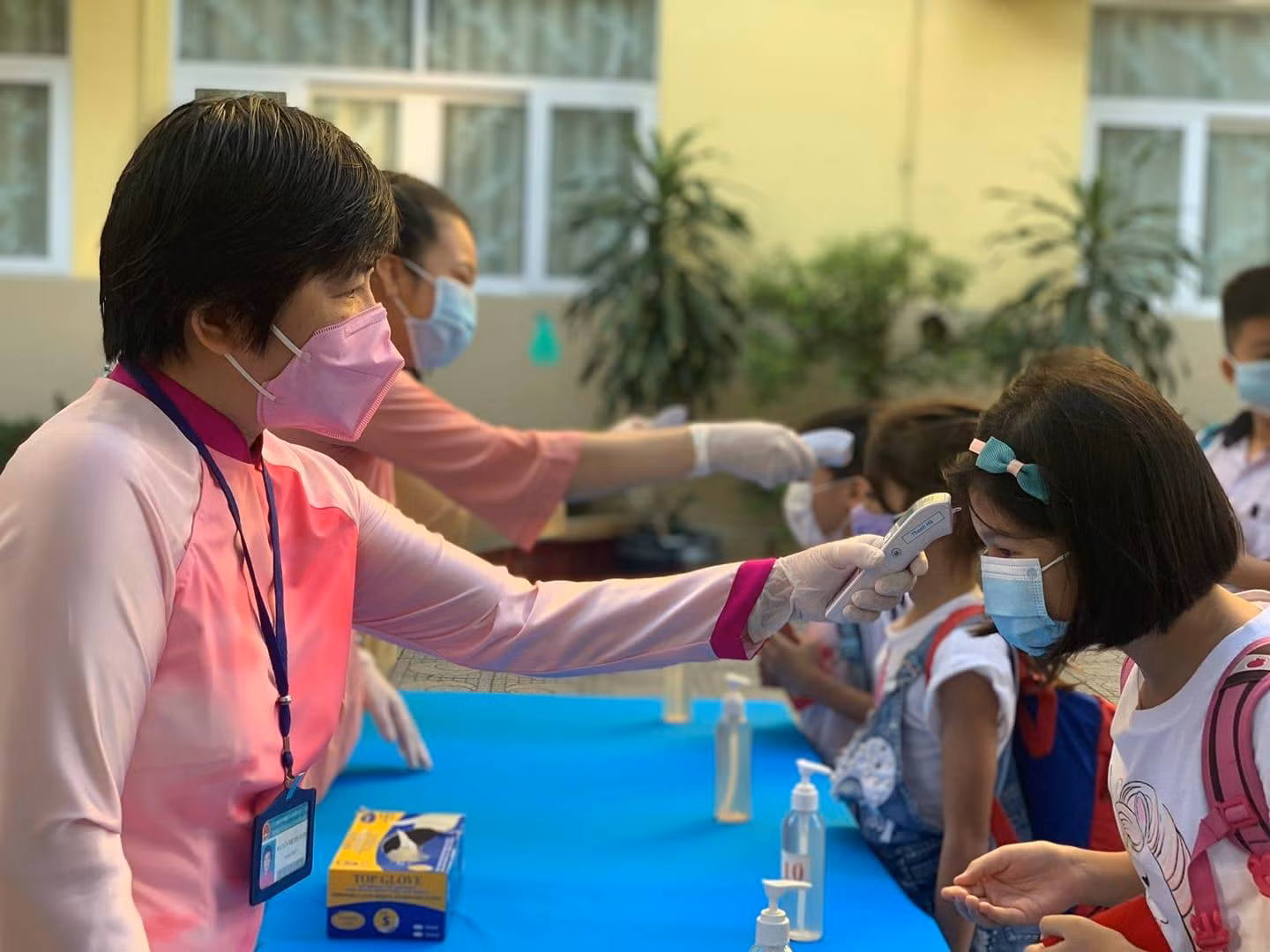 Học sinh được đo thân nhiệt trước khi bước vào trường (ảnh minh họa: P.N) Học sinh được đo thân nhiệt trước khi bước vào trường (ảnh minh họa: P.N)