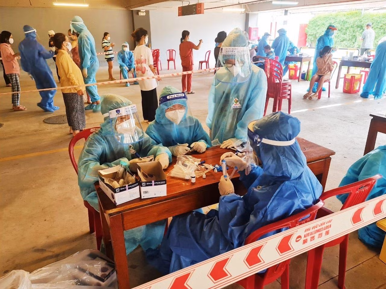 Sinh viên Trường Đại học Nguyễn Tất Thành tích cực tham gia hỗ trợ chống dịch (ảnh minh họa: NTCC)