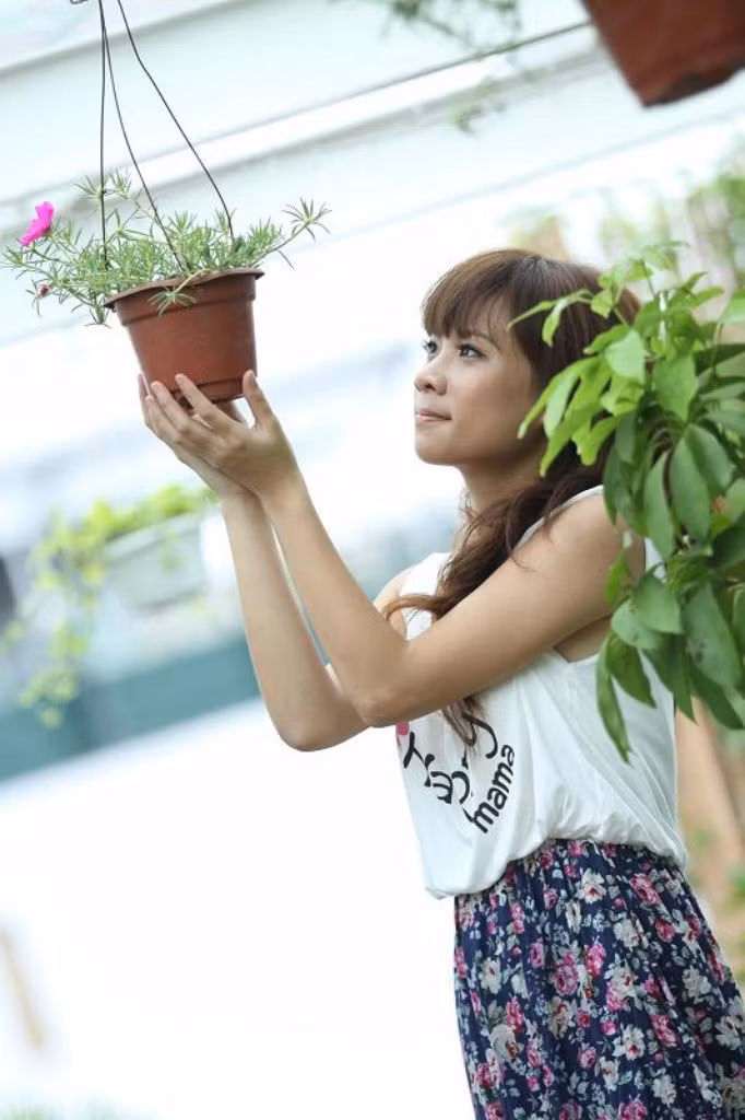 Cô thích đi du lịch nhiều nơi cùng bạn bè, tham gia phong trào văn nghệ của nhà trường và có đôi chút mơ mộng