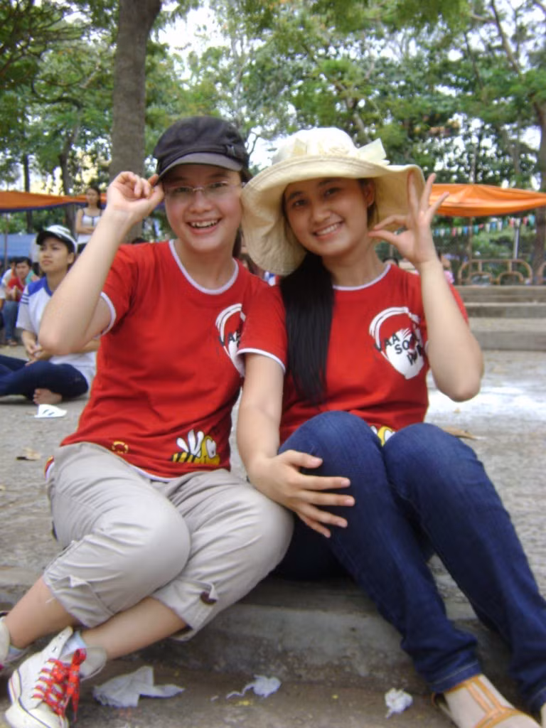 Dẫu cuộc đời nhiều bon chen, cám dỗ nhưng luôn "sống hiên ngang và nhân ái chan hòa".