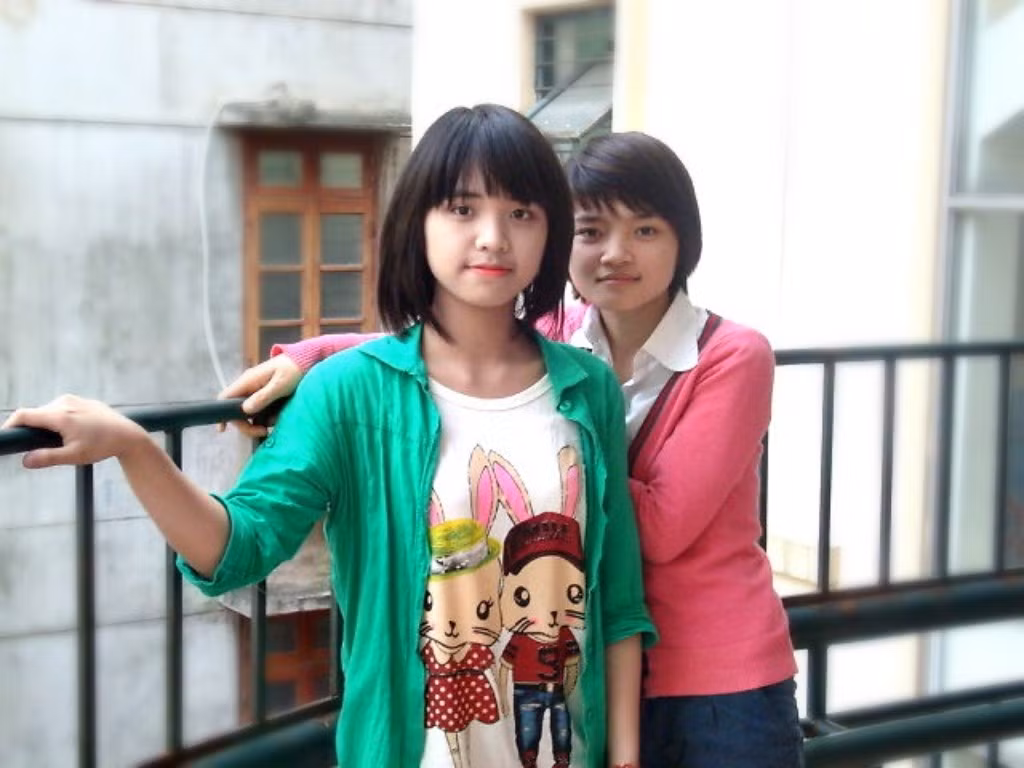 Bạn bè nhận xét thì Dương là người khá hài hước, vui vẻ, chân thành, hơi ít nói... Bạn bè nhận xét thì Dương là người khá hài hước, vui vẻ, chân thành, hơi ít nói...