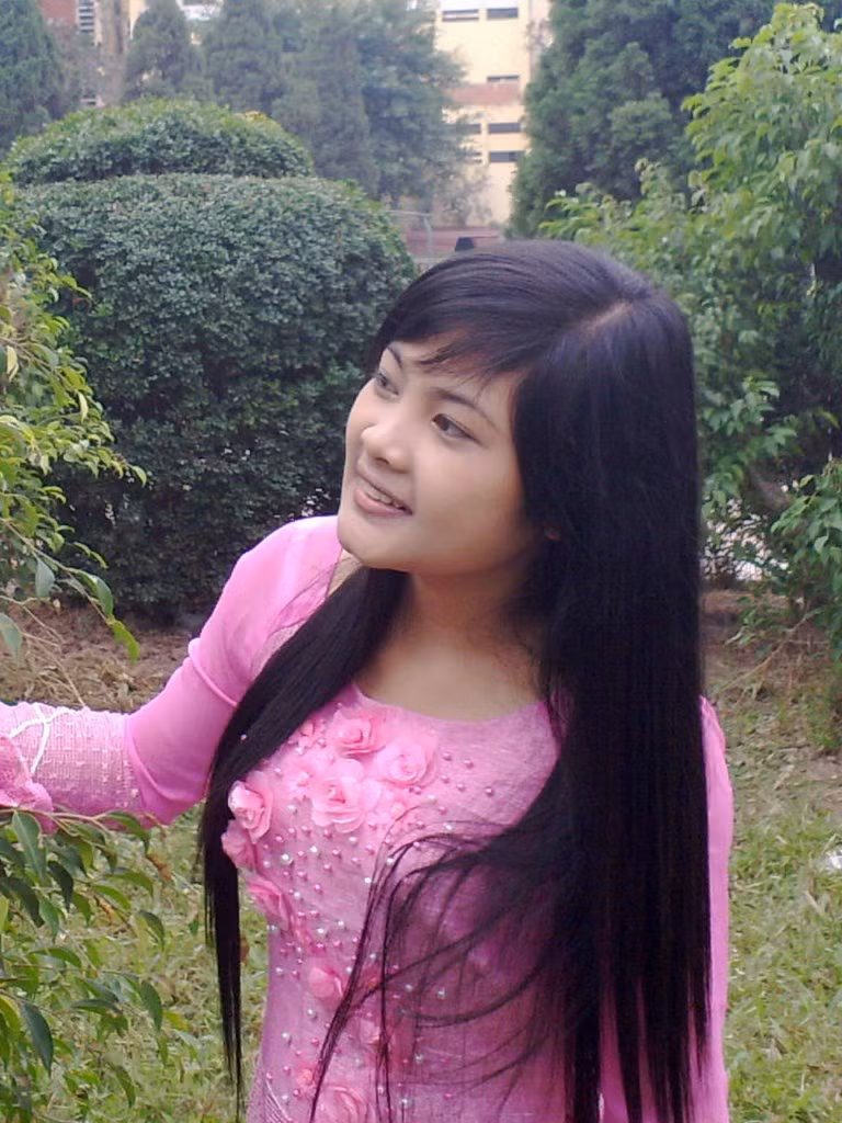 Thu Quỳnh đang học chuyên nghành Quản trị kinh doanh ở trường Đại Học Thương Mại với ước mơ sau này của Quỳnh sẽ mở được 1 công ty riêng và trở thành một doanh nhân trẻ đầy triển vọng.