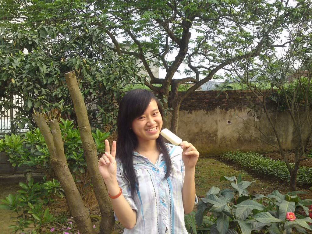 Thảo là người cởi mở, hòa đồng, rất thích giao tiếp với mọi người và muốn có thật nhiều bạn Thảo là người cởi mở, hòa đồng, rất thích giao tiếp với mọi người và muốn có thật nhiều bạn