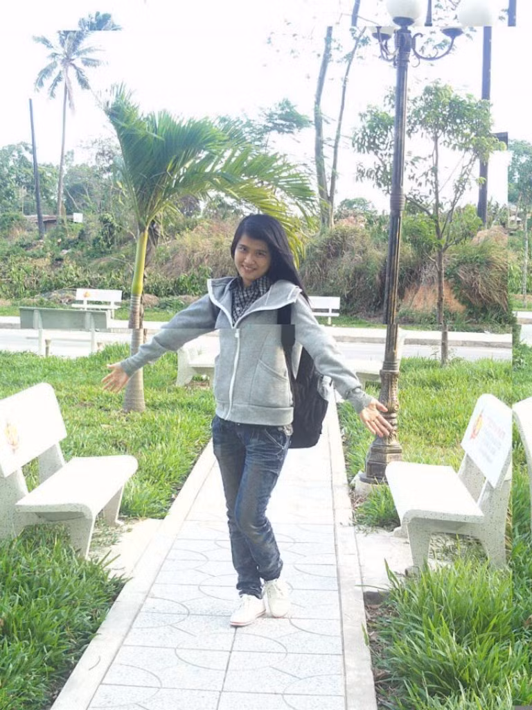 Trang đến từ vùng đồng bằng,vùng sông nước mang đậm được bản chất là người miền Tây, vui tươi thân thiện