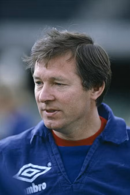 Sir Alex khi còn thi đấu chính là một tiền đạo, và dù không quá nổi tiếng ngày còn thi đấu nhưng ông là một trong số những chân sút hiệu quả nhất giải VĐQG Scotland khi đó đặc biệt là trong 3 mùa giải với Dunfermline Athletic (1964 – 1967), ông lập công 66 lần trong 89 trận (tỷ lệ 0.74 bàn/trận) và cùng đoạt ngôi Vua phá lưới với Joe McBride mùa 1965-66 với 31 bàn. Cho nên việc đá phạt đền với Sir Alex chẳng có gì khó khăn, và cũng dễ giải thích vì sao ông lo ngại về tình hình sút 11m của các học trò.