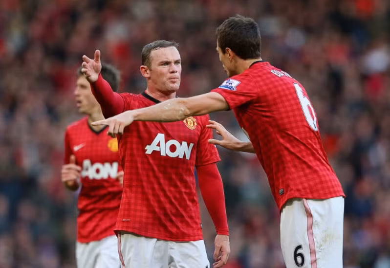 3. Rooney thích hợp với vai trò tiền vệ: Rooney đã có 2 đường chuyền tạo cơ hội trong trận này mà 1 trong đó trở thành bàn thắng của Evra, một quả tạt rất tốt từ cánh trái. Rooney cũng là người chạm bóng nhiều thứ 2 của Man Utd trong trận này, và tỷ lệ chuyền dài chính xác của anh là 6/9, một con số hết sức ấn tượng. 3. Rooney thích hợp với vai trò tiền vệ: Rooney đã có 2 đường chuyền tạo cơ hội trong trận này mà 1 trong đó trở thành bàn thắng của Evra, một quả tạt rất tốt từ cánh trái. Rooney cũng là người chạm bóng nhiều thứ 2 của Man Utd trong trận này, và tỷ lệ chuyền dài chính xác của anh là 6/9, một con số hết sức ấn tượng.