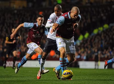 5. Man Utd chống phản công kém: Cả 2 bàn thắng của Aston Villa đều trực tiếp tới từ những pha phản công và đều tích tụ trong đó những sai lầm của cả cá nhân lẫn sai lầm chung. Ở bàn thứ nhất, Chris Smalling bị Benteke qua mặt ở bên cánh phải của Man Utd (vị trí của Rafael), trong khi Carrick và Scholes không kịp về để khóa Weimann, người có góc sút khá rộng. Ở bàn thứ hai, Rio Ferdinand lẫn Smalling không đề phòng Weimann băng vào. Như vậy là có ít nhất 5 người mắc lỗi trong cả 2 bàn thua trên từ các pha phản công.