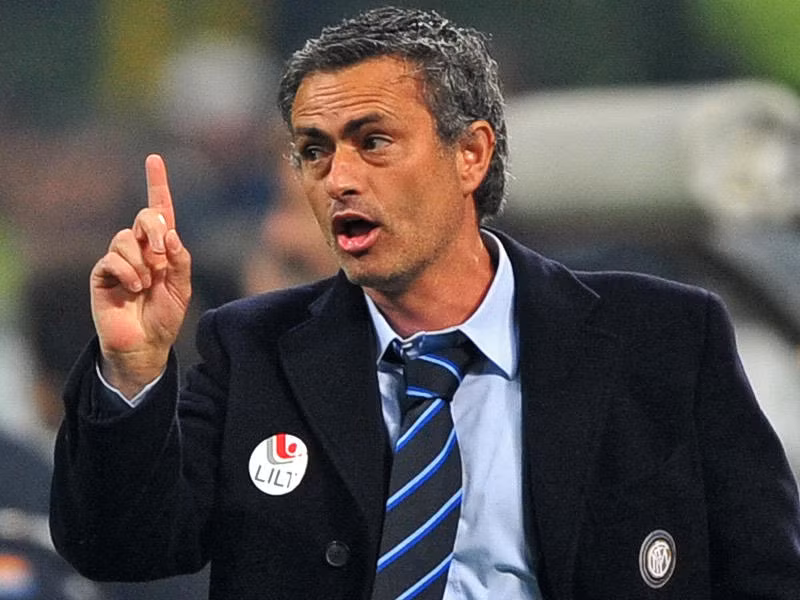 2. Jose Mourinho: Điểm mạnh – Hợp đồng với Real hết hạn năm 2016, đúng vào quãng thời gian Sir Alex sẽ nghỉ hưu; Đã quá quen với môi trường bóng đá Anh và quá quen với việc dẫn dắt các đội bóng lớn. Điểm yếu – Không thực sự hiểu tình trạng tài chính của Man Utd; Có xu hướng tìm tới thành công ngắn hạn. Một yếu tố nữa: Mourinho không muốn bị coi là người kế vị trực tiếp của Fergie.
