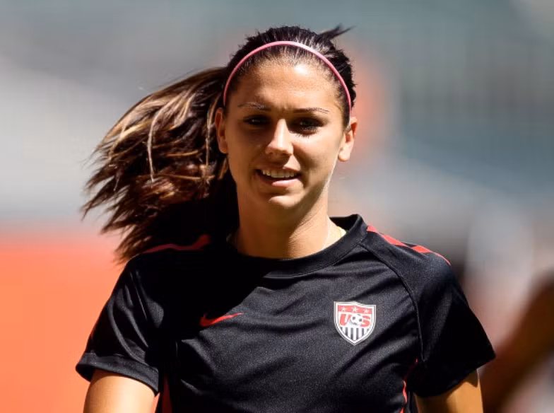 16. Alex Morgan – Bóng đá nữ: Gương mặt mới của bóng đá nữ thế giới. Morgan ghi tổng cộng 28 bàn thắng và 21 kiến tạo trong toàn bộ năm 2012, lần đầu tiên trong lịch sử một cầu thủ nữ ghi hơn 20 bàn và hơn 20 kiến tạo trong vòng 12 tháng. Olympic 2012 chính là vũ đài để Morgan tỏa sáng khi cô trực tiếp kiến tạo trong tất cả các bàn thắng ấn định tỷ số trận đấu của ĐT Mỹ, và đặc biệt là bàn thắng ở phút thứ 123 trong trận bán kết căng thẳng với Canada, bàn thắng muộn nhất mà một cầu thủ Mỹ từng ghi ở đấu trường quốc tế. 16. Alex Morgan – Bóng đá nữ: Gương mặt mới của bóng đá nữ thế giới. Morgan ghi tổng cộng 28 bàn thắng và 21 kiến tạo trong toàn bộ năm 2012, lần đầu tiên trong lịch sử một cầu thủ nữ ghi hơn 20 bàn và hơn 20 kiến tạo trong vòng 12 tháng. Olympic 2012 chính là vũ đài để Morgan tỏa sáng khi cô trực tiếp kiến tạo trong tất cả các bàn thắng ấn định tỷ số trận đấu của ĐT Mỹ, và đặc biệt là bàn thắng ở phút thứ 123 trong trận bán kết căng thẳng với Canada, bàn thắng muộn nhất mà một cầu thủ Mỹ từng ghi ở đấu trường quốc tế.