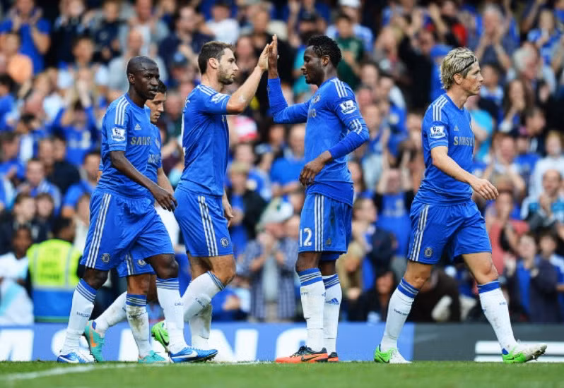 1. Chelsea: Chúng ta sẽ bắt đầu với đội bóng đã hạ gục Barcelona mùa giải trước và là nhà ĐKVĐ. Đội quân này đã không còn là tập thể dựng “bus” của cách đây 5 tháng, Didier Drogba, Raul Meireles và nhiều cầu thủ có thâm niên khác đã ra đi. Lớp cầu thủ trẻ hơn, sáng tạo hơn và kỹ thuật hơn của Eden Hazard, Oscar đang dần gây ảnh hưởng lên đội hình, và Fernando Torres đang trên đường hồi phục lại phong độ đỉnh cao khi xưa. Điểm yếu nằm ở sự chắc chắn của hàng phòng ngự, thứ đã giúp Chelsea đánh bại Barca. 1. Chelsea: Chúng ta sẽ bắt đầu với đội bóng đã hạ gục Barcelona mùa giải trước và là nhà ĐKVĐ. Đội quân này đã không còn là tập thể dựng “bus” của cách đây 5 tháng, Didier Drogba, Raul Meireles và nhiều cầu thủ có thâm niên khác đã ra đi. Lớp cầu thủ trẻ hơn, sáng tạo hơn và kỹ thuật hơn của Eden Hazard, Oscar đang dần gây ảnh hưởng lên đội hình, và Fernando Torres đang trên đường hồi phục lại phong độ đỉnh cao khi xưa. Điểm yếu nằm ở sự chắc chắn của hàng phòng ngự, thứ đã giúp Chelsea đánh bại Barca.