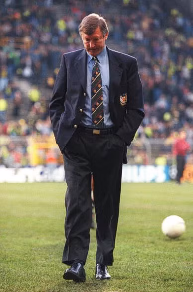 Alex Ferguson trên đường pitch sau khi Manchester United bị Borussia Dortmund đánh bại 1-0 tại bán kết Champions League 1997. Alex Ferguson trên đường pitch sau khi Manchester United bị Borussia Dortmund đánh bại 1-0 tại bán kết Champions League 1997.