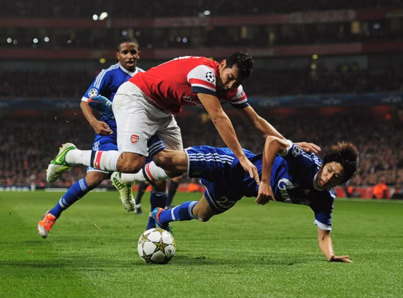 2. Andre Santos - tội đồ: Arsenal rất cần Kieran Gibbs, đơn giản là như vậy. Santos bị vượt qua bởi Jefferson Farfan rất nhiều lần tại Emirates đêm qua và một tình huống trong số đó dẫn tới bàn thua thứ 2, trong khi anh cùng với Carl Jenkinson chịu trách nhiệm khi đã không dâng lên cùng cặp trung vệ trong bàn thua đầu tiên từ chân của Klaas-Jan-Huntelaar. Đây cũng là người bị cướp bóng nhiều nhất trận với 4 lần.