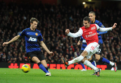 Robin Van Persie của Arsenal giờ đã là quá khứ, giờ Arsenal phải ngăn chặn anh bằng mọi giá