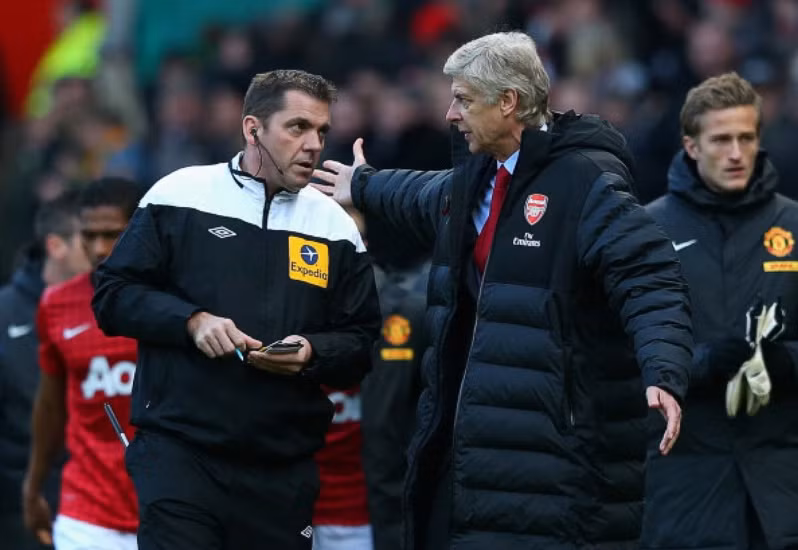 2. Arsene Wenger kém nhạy bén: Tom Cleverley suýt nữa bị thẻ vàng thứ 2 ở phút 59 sau khi xoạc sau với Jack Wilshere, và chỉ 2 phút sau lập tức Sir Alex Ferguson thay Anderson vào thế chỗ Cleverley. Wenger thì không nhạy như thế, ông vẫn để Jack Wilshere trên sân và kết quả là Arsenal chỉ còn 10 ngày sau phút 69. 2. Arsene Wenger kém nhạy bén: Tom Cleverley suýt nữa bị thẻ vàng thứ 2 ở phút 59 sau khi xoạc sau với Jack Wilshere, và chỉ 2 phút sau lập tức Sir Alex Ferguson thay Anderson vào thế chỗ Cleverley. Wenger thì không nhạy như thế, ông vẫn để Jack Wilshere trên sân và kết quả là Arsenal chỉ còn 10 ngày sau phút 69.