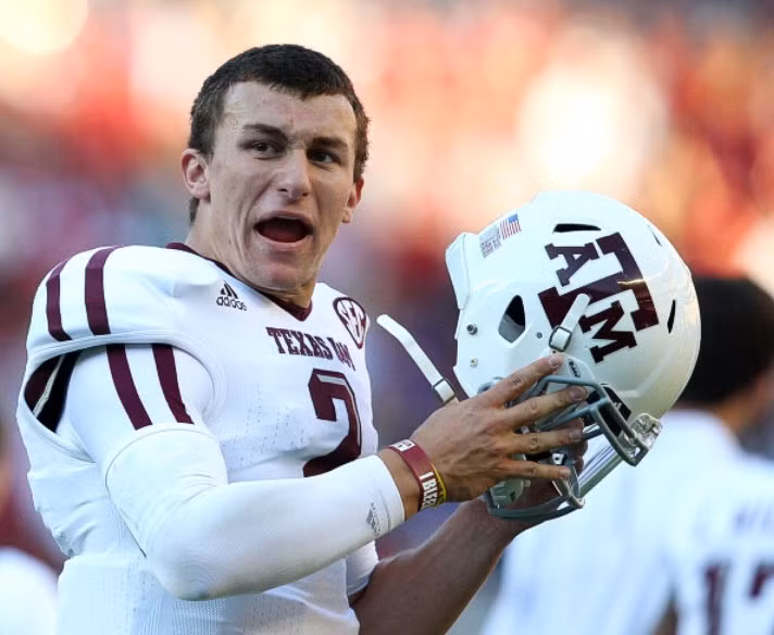 6. Johnny Manziel – Bóng bầu dục: Nếu anh đoạt chức vô địch NCAA và danh hiệu cầu thủ xuất sắc nhất, đó sẽ là một thành tựu trọn đời. Nhưng nếu anh đoạt cả 2 thứ trong năm đầu tiên của cuộc đời sinh viên, anh sẽ đi vào huyền thoại. Texas A&M Aggies vô địch NCAA với tài năng của Maziel, sinh viên năm nhất đầu tiên trong lịch sử vô địch NCAA và đoạt chiếc cúp Davey O’Brien cho Cầu thủ xuất sắc nhất. 6. Johnny Manziel – Bóng bầu dục: Nếu anh đoạt chức vô địch NCAA và danh hiệu cầu thủ xuất sắc nhất, đó sẽ là một thành tựu trọn đời. Nhưng nếu anh đoạt cả 2 thứ trong năm đầu tiên của cuộc đời sinh viên, anh sẽ đi vào huyền thoại. Texas A&M Aggies vô địch NCAA với tài năng của Maziel, sinh viên năm nhất đầu tiên trong lịch sử vô địch NCAA và đoạt chiếc cúp Davey O’Brien cho Cầu thủ xuất sắc nhất.