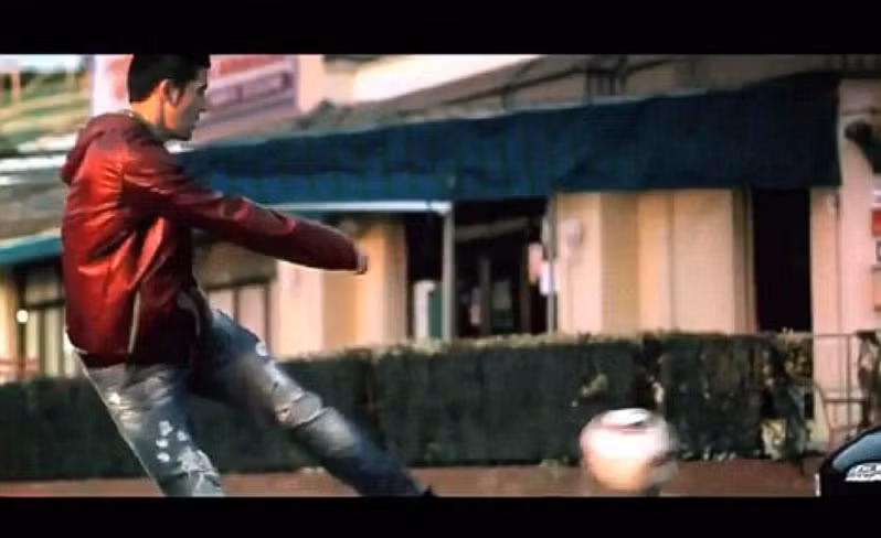 Villa dùng quả bóng Jabulani (của World Cup 2010) để sút liên tục vào chiếc xe cảnh sát.