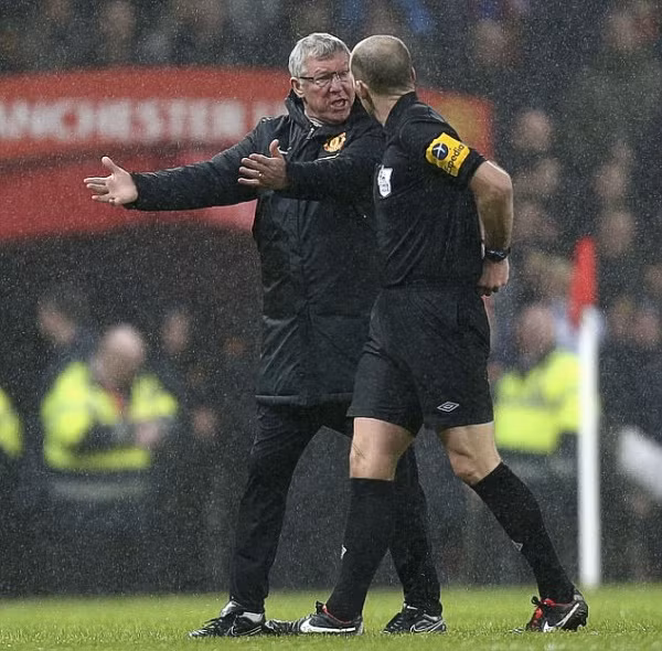 Đây là hình ảnh Sir Alex Ferguson phàn nàn với trọng tài chính Mike Dean trước khi bắt đầu hiệp 2 trận Man Utd - Newcastle tại Old Trafford vừa qua. Lời phàn nàn của Ferguson liên quan đến tình huống Jonny Evans đánh đầu phản lưới nhà khiến Newcastle vượt lên dẫn 2-1, và theo Ferguson thì Papiss Cisse đã chạm bóng trong tình huống đó và Newcastle lẽ ra phải bị thổi việt vị. Mike Dean ban đầu không công nhận bàn thắng, nhưng ông đổi ý sau khi tham khảo các trợ lý.