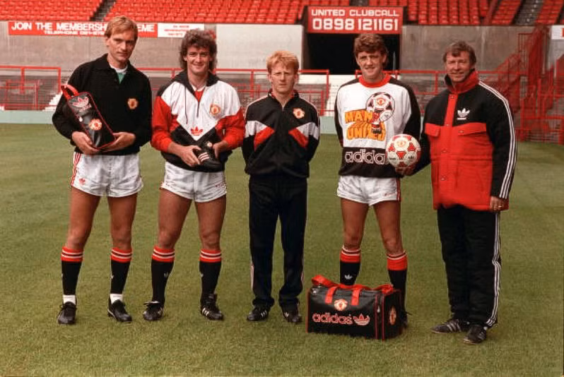Alex Ferguson (ngoài cùng bên phải) và dàn cầu thủ cưng của ông. Từ trái sang: Jim Leighton, Mark Hughes, Gordon Strachan và Steve Bruce.Xem thêm phần 1. Alex Ferguson (ngoài cùng bên phải) và dàn cầu thủ cưng của ông. Từ trái sang: Jim Leighton, Mark Hughes, Gordon Strachan và Steve Bruce.Xem thêm phần 1.