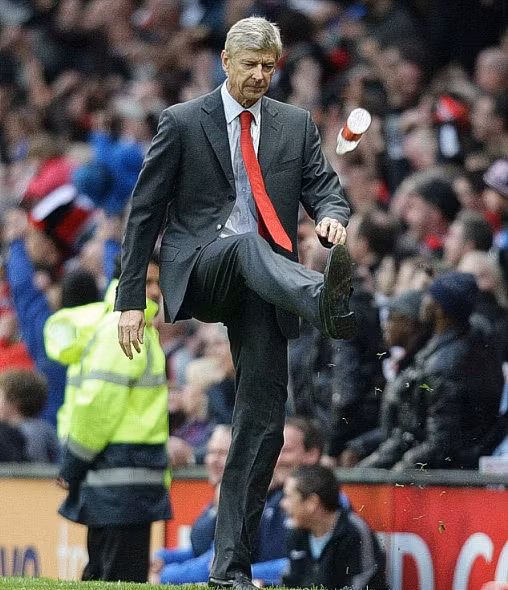 Cũng là Mike Dean vào tháng 8/2009 đã đuổi HLV Arsene Wenger của Arsenal lên khán đài Old Trafford khi một bàn thắng của Robin Van Persie ở phút bù giờ không được công nhận, trong tình huống đó Bacary Sagna được cho là đã ở tư thế việt vị khi Van Persie chuyền bổng vào khu cấm địa M.U, tuy nhiên quay chậm cho thấy có vẻ như Sagna không chạm bóng khi nhảy lên cùng với Rio Ferdinand. Wenger đã phản ứng lại quyết định này nhưng không được, và sau đó “Giáo sư” đã dùng chân đá vào một chai nước trên đường pitch.