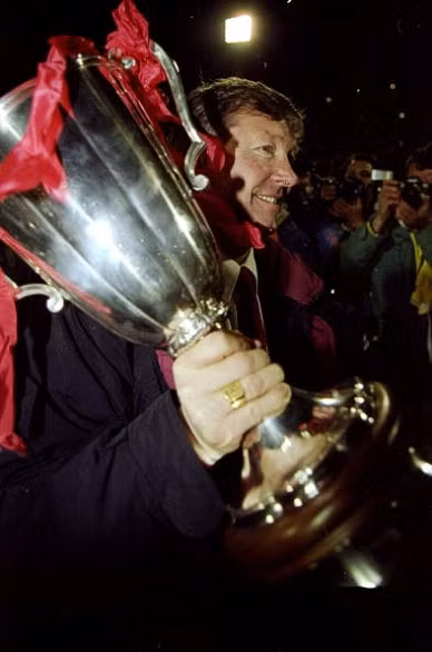 15/5/1991. Alex Ferguson cùng chiếc cúp C2 châu Âu sau khi Manchester United đánh bại Barcelona. 15/5/1991. Alex Ferguson cùng chiếc cúp C2 châu Âu sau khi Manchester United đánh bại Barcelona.