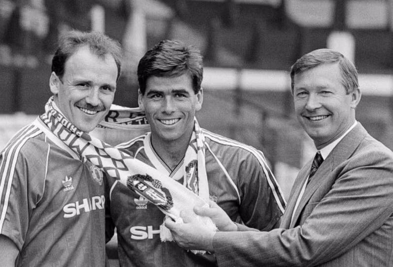 Mike Phelan (trái) và Neil Webb (giữa) cùng Alex Ferguson trong buổi lễ ra mắt 2 tân binh với Manchester United, tháng 6/1989.Xem thêm phần 1. Mike Phelan (trái) và Neil Webb (giữa) cùng Alex Ferguson trong buổi lễ ra mắt 2 tân binh với Manchester United, tháng 6/1989.Xem thêm phần 1.