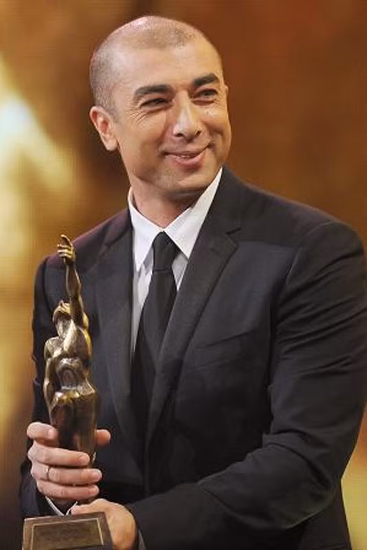 Chỉ chưa đầy 1 tháng sau khi Roberto Di Matteo bị Chelsea sa thải vì chuỗi 3 trận không thắng, người đàn ông quốc tịch Italia nhưng sinh ra ở Thụy Sĩ này đã được trao danh hiệu HLV của năm tại Zurich.