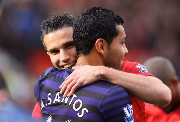 Santos là hậu vệ bị Manchester United khai thác vị trí nhiều nhất ở trận đấu diễn ra vào ngày thứ Bảy, nhưng đa số chỉ trích nhắm vào hậu vệ người Brazil đến từ việc anh đổi áo với Robin Van Persie ngay trong hiệp 1 của trận đấu. Santos là hậu vệ bị Manchester United khai thác vị trí nhiều nhất ở trận đấu diễn ra vào ngày thứ Bảy, nhưng đa số chỉ trích nhắm vào hậu vệ người Brazil đến từ việc anh đổi áo với Robin Van Persie ngay trong hiệp 1 của trận đấu.