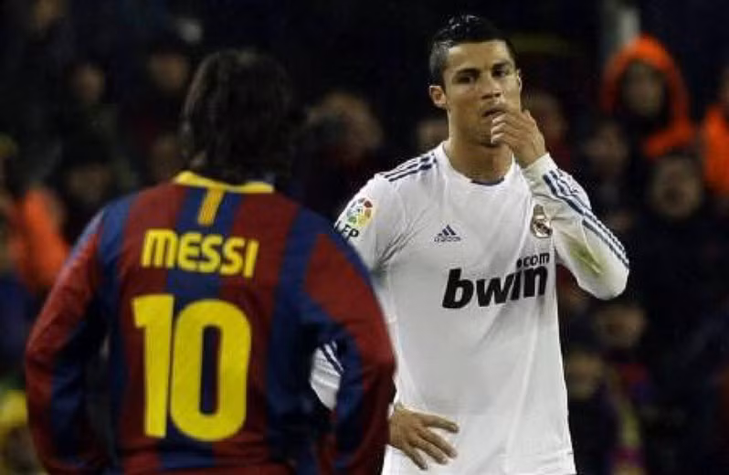 3) Vì thua trước kẻ thù: Cristiano Ronaldo cách đây 12 tháng đã có mặt trong một trận El Clasico giữa Real Madrid và Barcelona tại Bernabeu. Ronaldo phung phí rất nhiều cơ hội khiến đội nhà thua 1-2, và vì đây là El Clasico, nên CR7 lập tức bị CĐV chửi bới khi bước vào đường hầm.