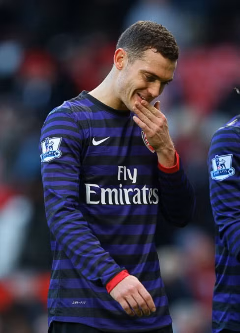 1. Arsenal hỏng ở hàng thủ: Thomas Vermaelen để mất bóng vào chân Robin Van Persie ở những phút đầu cả hai hiệp, Andre Santos bỏ vị trí thường xuyên, Sagna không chặn được Ashley Young… Arsenal không thể chiến thắng đối thủ lớn nếu như những người ở tuyến sau chơi như thế này, bất chấp việc họ giành cả mùa hè để cải thiện phòng ngự dưới sự giám sát của trợ lý Steve Bould. 1. Arsenal hỏng ở hàng thủ: Thomas Vermaelen để mất bóng vào chân Robin Van Persie ở những phút đầu cả hai hiệp, Andre Santos bỏ vị trí thường xuyên, Sagna không chặn được Ashley Young… Arsenal không thể chiến thắng đối thủ lớn nếu như những người ở tuyến sau chơi như thế này, bất chấp việc họ giành cả mùa hè để cải thiện phòng ngự dưới sự giám sát của trợ lý Steve Bould.
