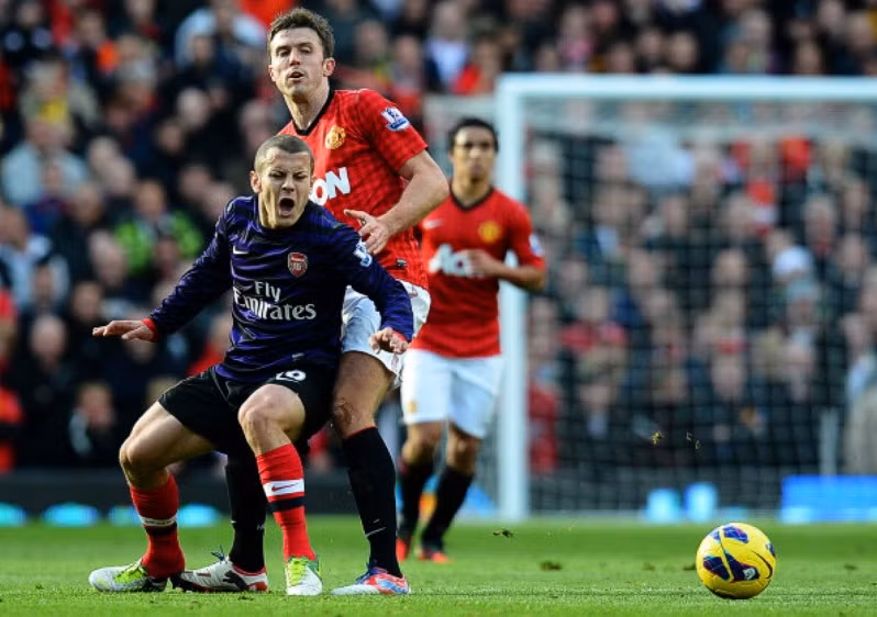 4. Các tiền vệ Man Utd phòng ngự hiệu quả: Trong khi hàng thủ Arsenal để cho đối thủ thực hiện tới 77% số cú dứt điểm trong khu 16m50, hàng thủ Man Utd được các tiền vệ giúp sức đã giới hạn số cú sút của Arsenal ra ngoài vòng cấm tới 29%, và họ chỉ để duy nhất tình huống Olivier Giroud ở phút 91 lọt vào được khu 5m50. 4. Các tiền vệ Man Utd phòng ngự hiệu quả: Trong khi hàng thủ Arsenal để cho đối thủ thực hiện tới 77% số cú dứt điểm trong khu 16m50, hàng thủ Man Utd được các tiền vệ giúp sức đã giới hạn số cú sút của Arsenal ra ngoài vòng cấm tới 29%, và họ chỉ để duy nhất tình huống Olivier Giroud ở phút 91 lọt vào được khu 5m50.