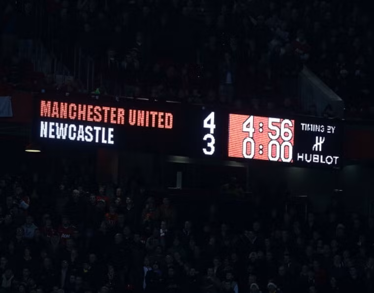Tỷ số chung cuộc: Man Utd 4-3 Newcastle. Newcastle trượt xuống thứ 15 trên BXH, trong khi Sir Alex Ferguson nhận quà trong ngày Boxing Day không chỉ tại Old Trafford. Sunderland đã đánh bại Man City 1-0, và khoảng cách giữa Man đỏ và Man xanh là 7 điểm.
