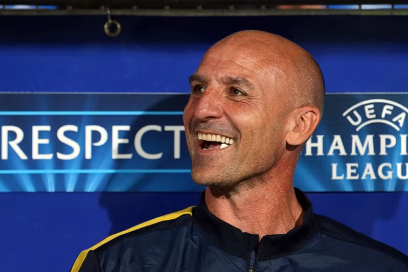 3. Có vấn đề với cách phòng ngự khu vực: Trợ lý của Wenger là Steve Bould (một trong 4 thành viên của bộ tứ phòng ngự thập niên 1990) đã cải thiện cách phòng ngự của Arsenal đáng kể so với mùa trước, nhưng ngoài những trận đầu mùa giải thành công, càng về gần đây The Gunners càng tỏ ra yếu kém trong việc thu hẹp không gian hoạt động của đối phương ngay bên phần sân nhà. Khoảng cách giữa 2 trung vệ với hậu vệ biên và tiền vệ phòng ngự đôi khi quá rộng. Liệu cách phòng ngự này đã sai lầm, hay những cầu thủ thực hiện nó không đủ khả năng?