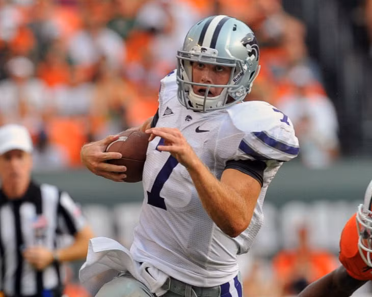 32. Collin Klein – Bóng bầu dục: Klein đưa Kansas State Wildcats tới trận chung kết chức vô địch NCAA với thành tích bất bại hoàn toàn. Đáng tiếc cho Klein khi anh và các đồng đội thất bại trong trận chung kết, tuy nhiên Klein đã trở thành một trong những cầu thủ bóng bầu dục đại học xuất sắc nhất trong lịch sử. 32. Collin Klein – Bóng bầu dục: Klein đưa Kansas State Wildcats tới trận chung kết chức vô địch NCAA với thành tích bất bại hoàn toàn. Đáng tiếc cho Klein khi anh và các đồng đội thất bại trong trận chung kết, tuy nhiên Klein đã trở thành một trong những cầu thủ bóng bầu dục đại học xuất sắc nhất trong lịch sử.