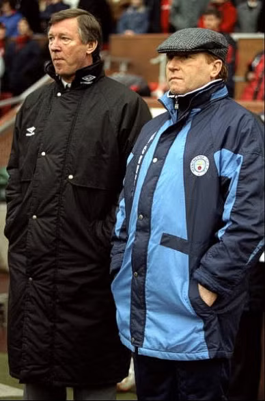 Alex Ferguson đứng bên cạnh HLV Alan Ball của Manchester City trong trận thắng 2-1 của Manchester Utd ở vòng 5 FA Cup, 18/2/1996. Alex Ferguson đứng bên cạnh HLV Alan Ball của Manchester City trong trận thắng 2-1 của Manchester Utd ở vòng 5 FA Cup, 18/2/1996.
