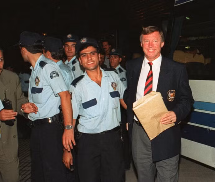 28/9/1994. Alex Ferguson được chào đón bởi các nhân viên an ninh Thổ Nhĩ Kỳ khi Manchester United đến làm khách trước Galatasaray trong khuôn khổ Champions League. 28/9/1994. Alex Ferguson được chào đón bởi các nhân viên an ninh Thổ Nhĩ Kỳ khi Manchester United đến làm khách trước Galatasaray trong khuôn khổ Champions League.