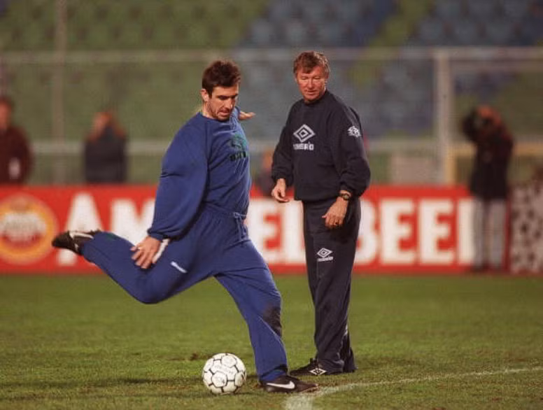 22/11/1994. Ferguson tự mình quan sát Eric Cantona tập luyện sau khi Cantona mãn hạn treo giò từ mùa giải 1993/94. 22/11/1994. Ferguson tự mình quan sát Eric Cantona tập luyện sau khi Cantona mãn hạn treo giò từ mùa giải 1993/94.