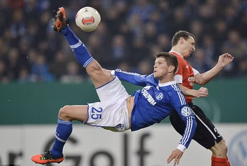Tờ Daily Mail giật tít lớn cho hay trong tháng 1 này chân sút chủ lực của Schalke 04 và là Vua phá lưới của Bundesliga 2011/12, Klaas Jan-Huntelaar, sẽ chuyển sang thi đấu cho Arsenal trong một thỏa thuận với mức giá khá mềm cho The Gunners.