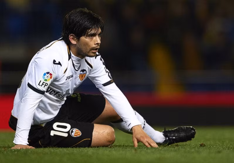 20. Ever Banega (2008, 16 triệu bảng từ Boca Juniors với Valencia): Chuyến đi tới TBN là phần thưởng cho Banega sau khi đoạt Copa Libertadores cùng Boca năm 2007. Mới 20 tuổi khi đó, Banega thất bại trong việc tỏa sáng ở Valencia vì sự kết hợp giữa những chấn thương liên miên và phong độ bất ổn. 20. Ever Banega (2008, 16 triệu bảng từ Boca Juniors với Valencia): Chuyến đi tới TBN là phần thưởng cho Banega sau khi đoạt Copa Libertadores cùng Boca năm 2007. Mới 20 tuổi khi đó, Banega thất bại trong việc tỏa sáng ở Valencia vì sự kết hợp giữa những chấn thương liên miên và phong độ bất ổn.