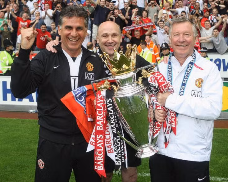 Sir Alex Ferguson cùng chiếc cúp vô địch Premier League 2008, ảnh chụp ngày 11/5/2008.