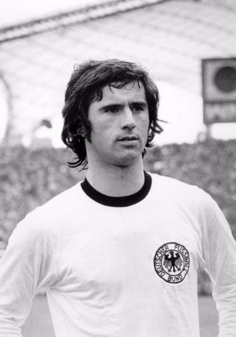 Năm 1972 là một năm hoàng kim của bóng đá Đức khi họ có những CLB rất mạnh, trong đó Bayern Munich và Borussia Monchengladbach là nổi bật nhất, đóng góp cho giải thưởng Quả bóng Vàng năm đó 3 ứng cử viên là Franz Beckenbauer, Gerd Muller (ảnh - cùng Bayern) và Gunter Netzer (Monchengladbach). Lịch sử cho thấy hiếm có một libero nào xuất sắc hơn Beckenbauer, do đó dù Gerd Muller năm 1972 đã ghi 85 bàn và trở thành Vua phá lưới ở 3 giải đấu lớn khác nhau, Muller vẫn không thể vượt qua “Hoàng đế”. Năm 1972 là một năm hoàng kim của bóng đá Đức khi họ có những CLB rất mạnh, trong đó Bayern Munich và Borussia Monchengladbach là nổi bật nhất, đóng góp cho giải thưởng Quả bóng Vàng năm đó 3 ứng cử viên là Franz Beckenbauer, Gerd Muller (ảnh - cùng Bayern) và Gunter Netzer (Monchengladbach). Lịch sử cho thấy hiếm có một libero nào xuất sắc hơn Beckenbauer, do đó dù Gerd Muller năm 1972 đã ghi 85 bàn và trở thành Vua phá lưới ở 3 giải đấu lớn khác nhau, Muller vẫn không thể vượt qua “Hoàng đế”.