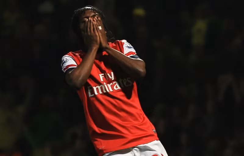 1. Gervinho không nên đá tiền đạo: Arsene Wenger không phải lúc nào cũng đưa ra những quyết định khó hiểu, nhưng Gervinho là một trong số đó. Dù Gervinho đã ghi được vài bàn thắng kể từ đầu mùa giải khi đá tiền đạo, nhưng khả năng chạm bóng của cầu thủ người Bờ Biển Ngà này là rất bất ổn định, lúc anh xử lý rất tốt nhưng lúc lại mất bóng khó hiểu. Trước Schalke 04, Gervinho mất bóng 3 lần và 1 lần khống chế hỏng. Olivier Giroud dù có gặp khó khăn trong việc ghi bàn thì có thể giải thích là vì còn phải làm quen ở môi trường mới, chứ Gervinho thì không thể tin cậy vị trí đó được.