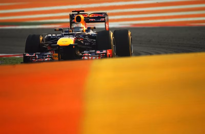Sebastian Vettel tiến về đích tại giải Indian Grand Prix. Sebastian Vettel tiến về đích tại giải Indian Grand Prix.