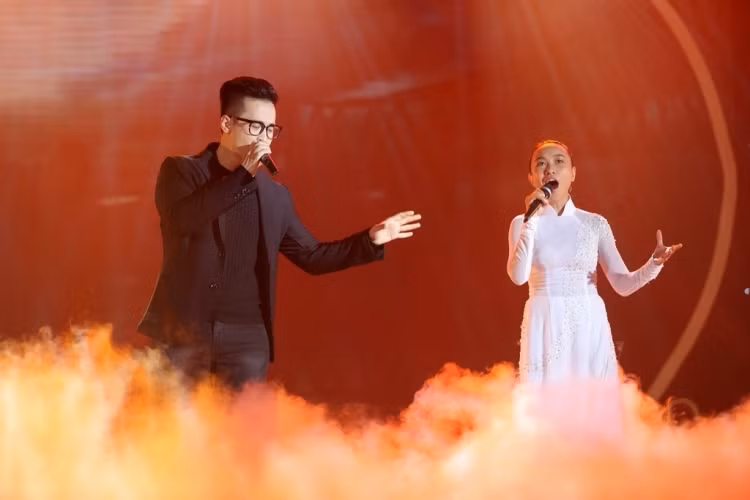 Đoan Trang cùng ca sĩ khách mời Hà Anh Tuấn thể hiện "Ngẫu hứng sông Hồng".