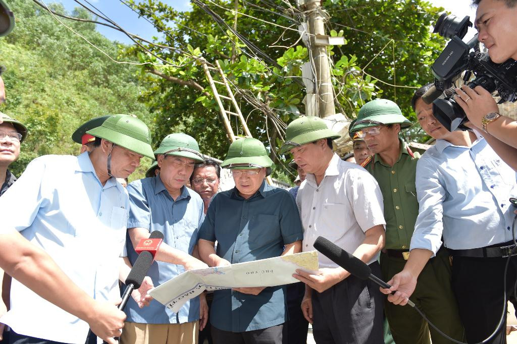 Phó Thủ tướng Trịnh Định Dũng thị sát tình hình. (Ảnh: VGP)