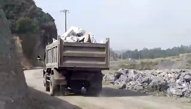 Xe chở đá khai thác trái phép từ núi Cống Đá 2 chạy ra ngoàii tiêu thụ